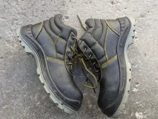 Stivali da lavoro neri e grigi