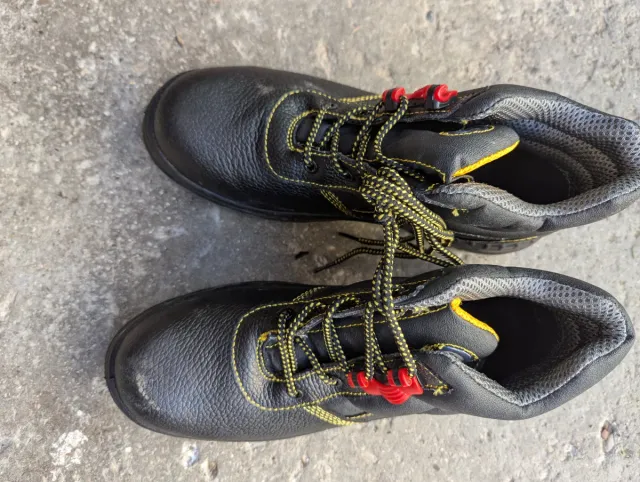 Stivali da lavoro neri e grigi