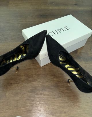 Zapatos de salón negros tacón dorado