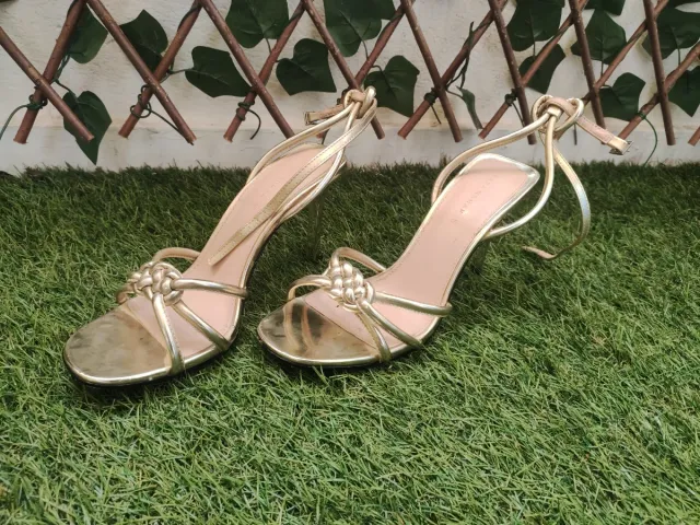 Sandalias Zara doradas tacón fino