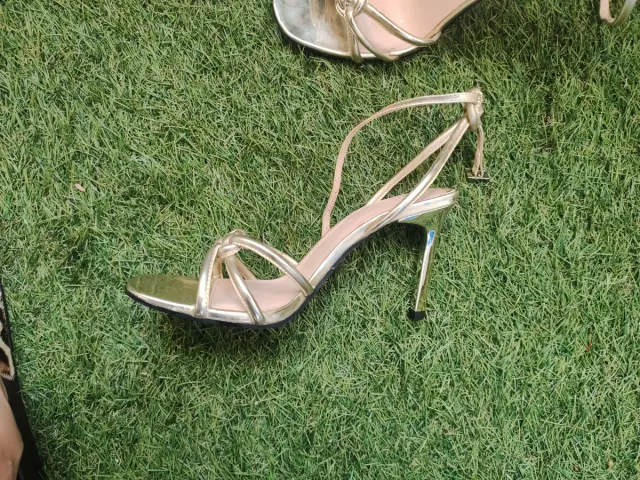Sandalias Zara doradas tacón fino