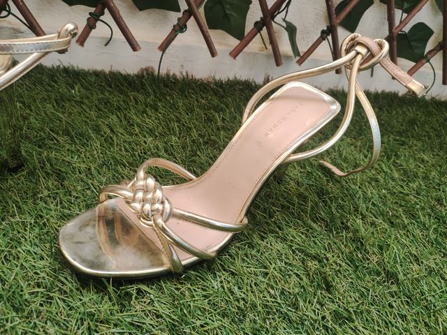 Sandalias Zara doradas tacón fino