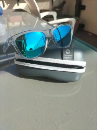 Gafas de sol Oakley transparentes y cristal azul