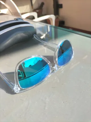 Gafas de sol Oakley transparentes y cristal azul