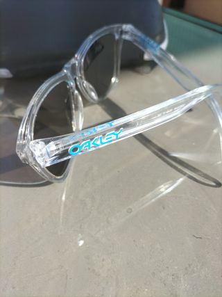 Gafas de sol Oakley transparentes y cristal azul