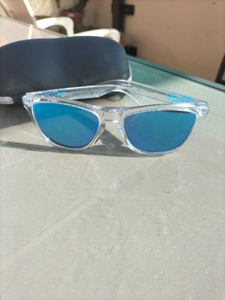 Gafas de sol Oakley transparentes y cristal azul