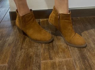 Botines marrones con cremallera y trenzado