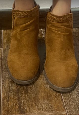 Botines marrones con cremallera y trenzado