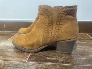 Botines marrones con cremallera y trenzado