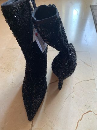 Botines de tacón negros tachuelas pequeñas