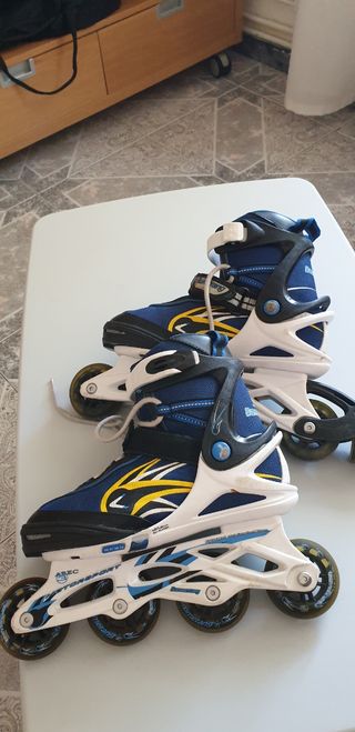 Patines en línea azules y blancos