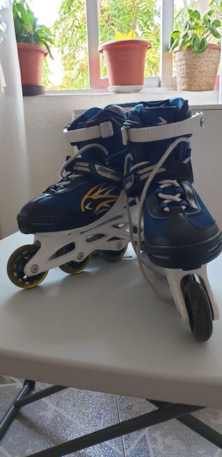 Patines en línea azules y blancos
