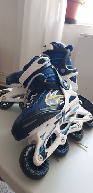 Patines en línea azules y blancos