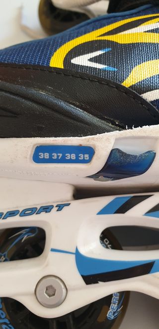 Patines en línea azules y blancos