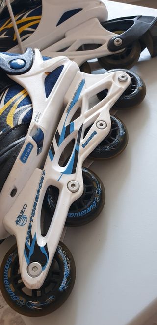 Patines en línea azules y blancos