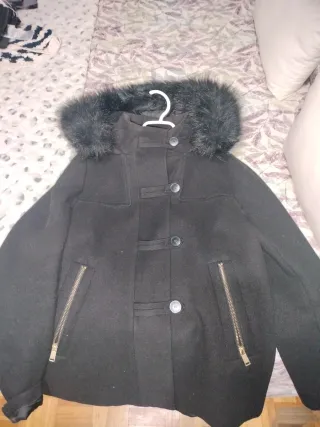 Chaqueta negra con capucha de pelo