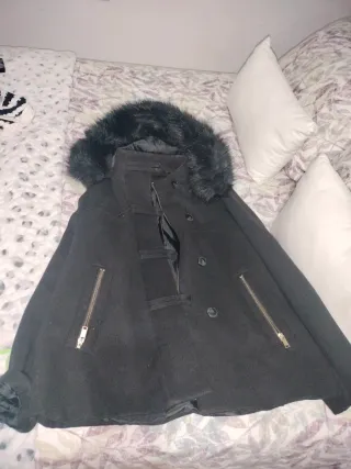 Chaqueta negra con capucha de pelo