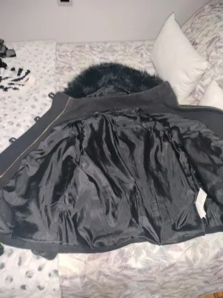 Chaqueta negra con capucha de pelo