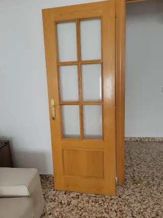 Puerta de madera con cristal