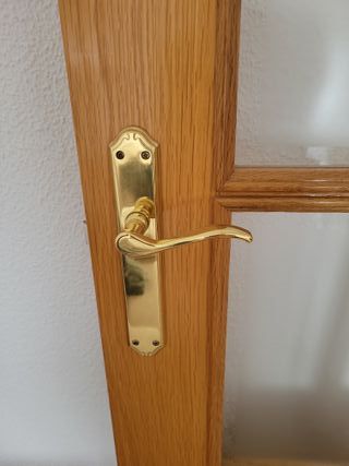 Puerta de madera con cristal