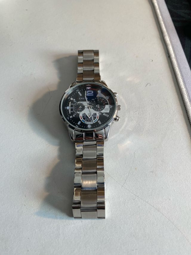 Reloj de pulsera plateado y negro