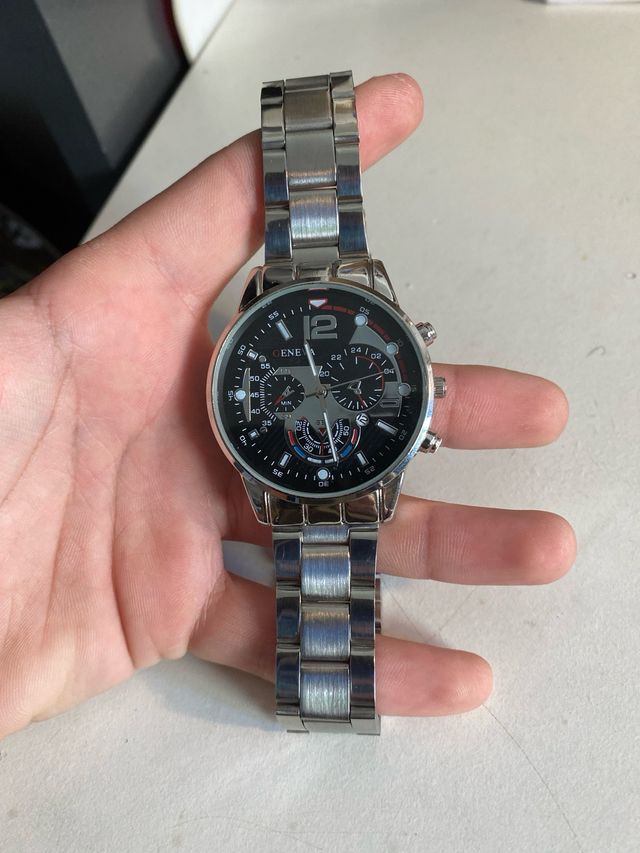 Reloj de pulsera plateado y negro