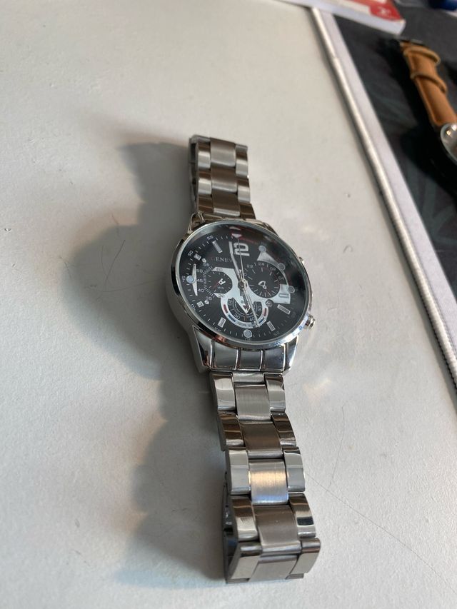 Reloj de pulsera plateado y negro