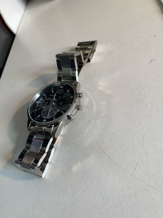 Reloj de pulsera plateado y negro