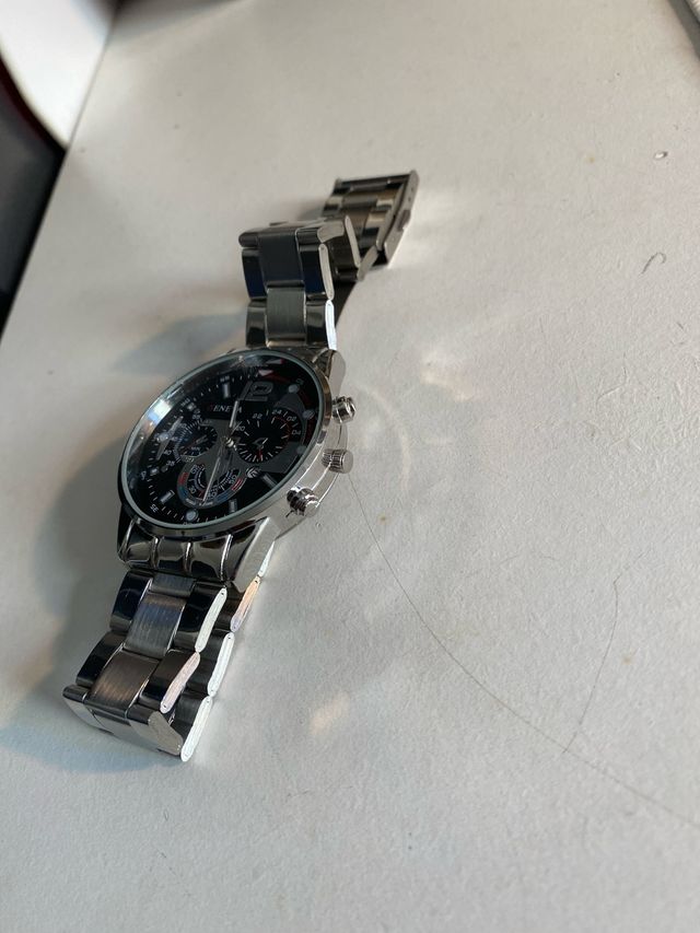 Reloj de pulsera plateado y negro