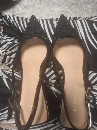 Zapatos negros de tacón con encaje