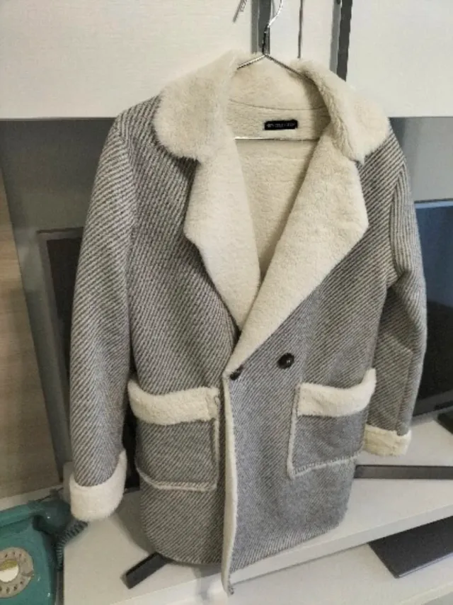 Abrigo gris y blanco con forro