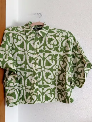 Camisa Zara verde y blanca estampada