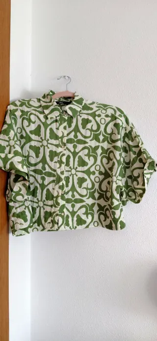 Camisa Zara verde y blanca estampada