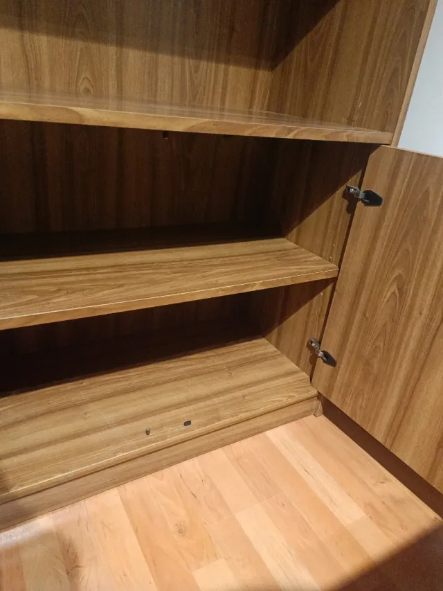 Armario con estantes y puertas madera