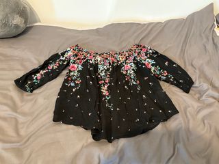Blusa floral negra con hombros descubiertos
