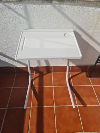 Mesa auxiliar blanca de plástico