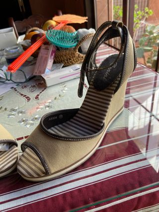 Sandalias cuña beige y marrón talla 39