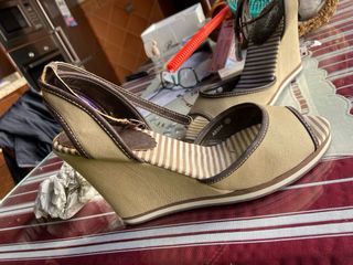 Sandalias cuña beige y marrón talla 39