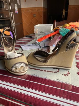 Sandalias cuña beige y marrón talla 39