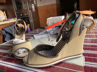 Sandalias cuña beige y marrón talla 39