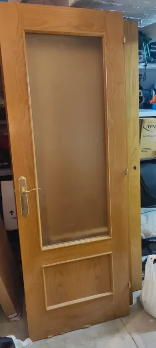 1 Puerta de madera con cristal y 5 de madera.