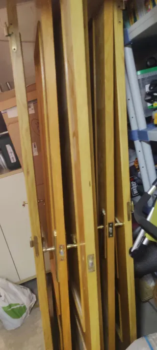 1 Puerta de madera con cristal y 5 de madera.