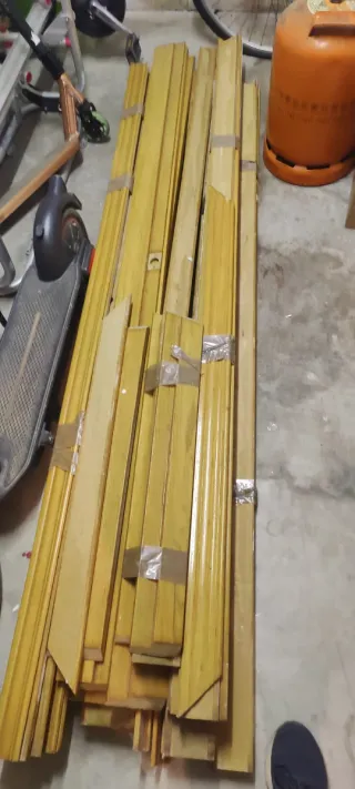 1 Puerta de madera con cristal y 5 de madera.
