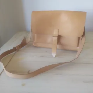 Bolso de cuero beige y marrón
