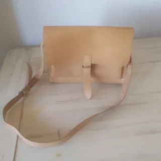 Bolso de cuero beige y marrón