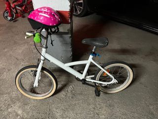 Bicicleta infantil niño o niña con casco rosa 