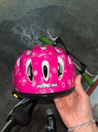 Bicicleta infantil niño o niña con casco rosa 
