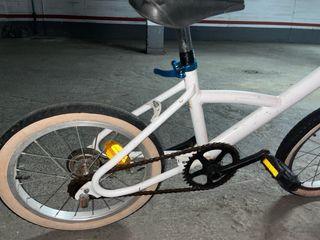 Bicicleta infantil niño o niña con casco rosa 