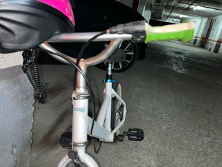 Bicicleta infantil niño o niña con casco rosa 