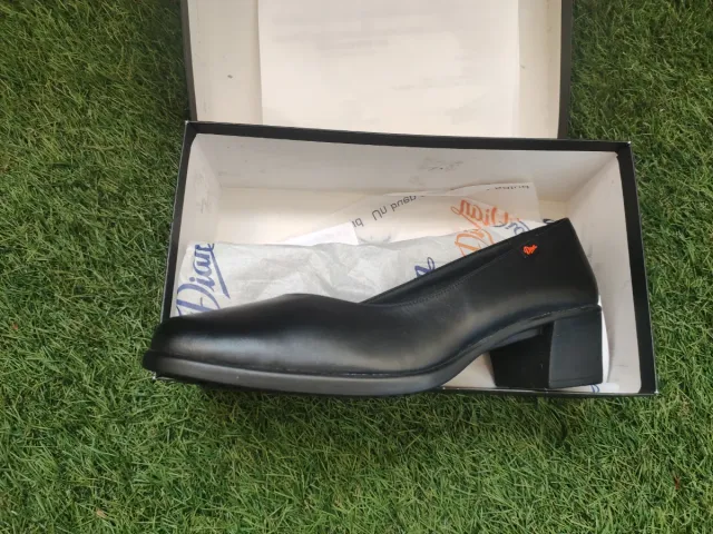Zapatos piel negros tacón bajo Dian sin estrenar